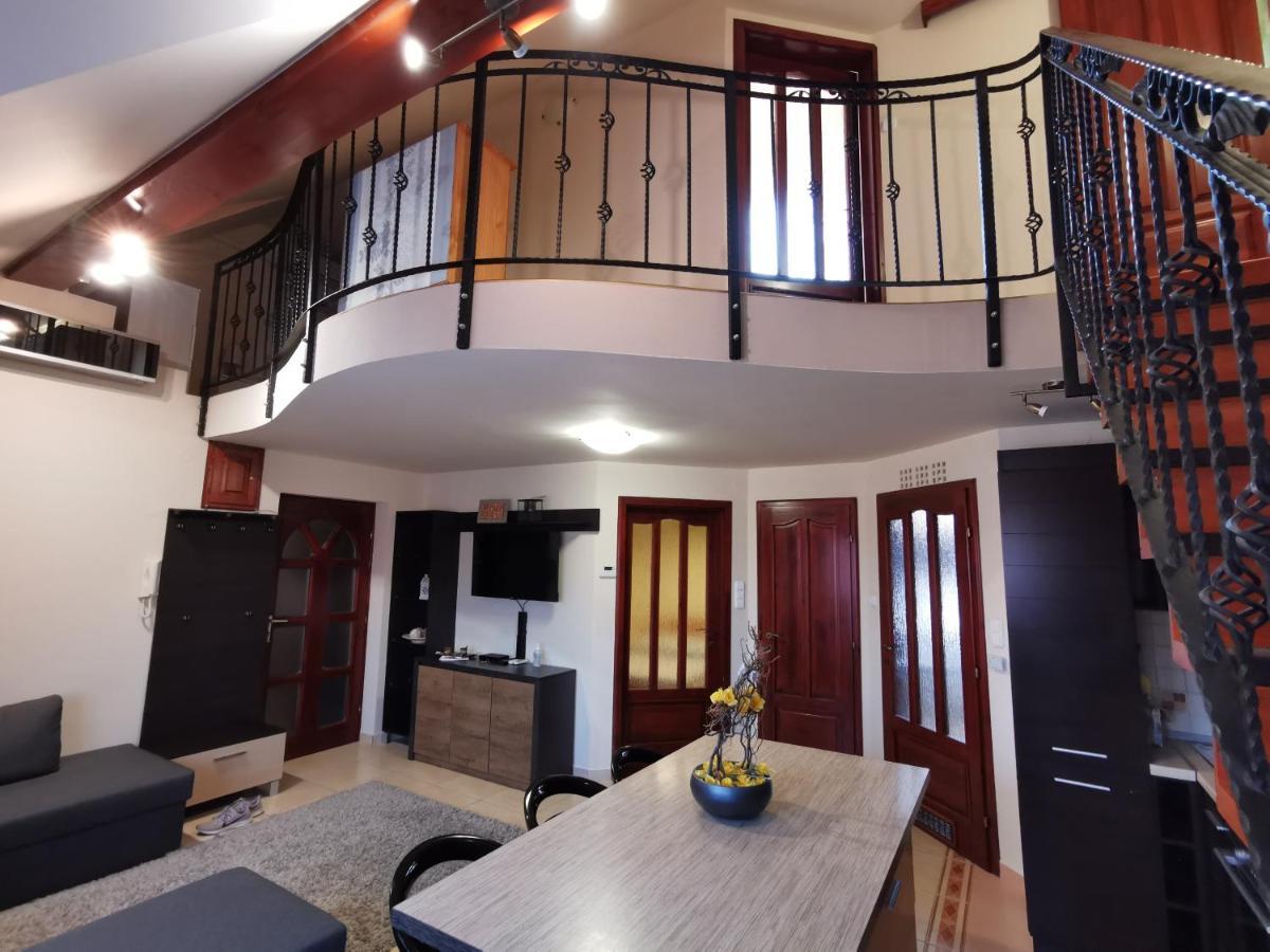 גיולה Galery Apartman מראה חיצוני תמונה