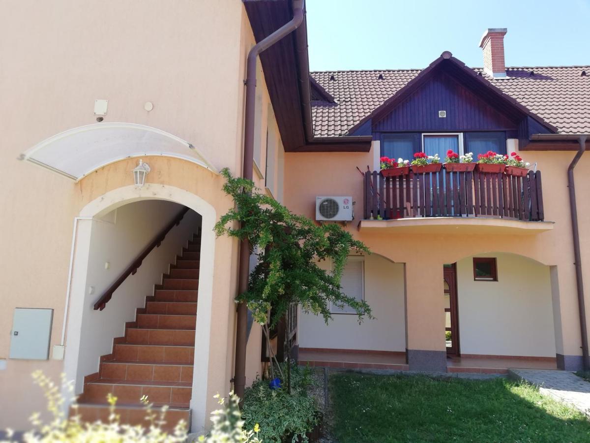 גיולה Galery Apartman מראה חיצוני תמונה